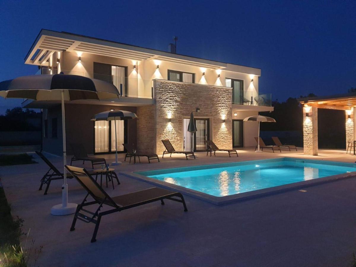 Luxury Villa Serena 2022 - With Heated Pool Cukrici エクステリア 写真
